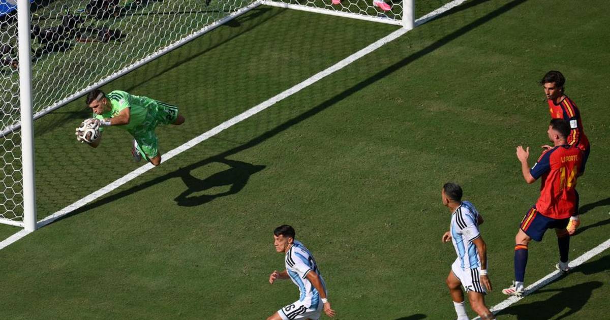 Dibu Martínez mantuvo el sueño argentino con su mejor actuación | El Dia