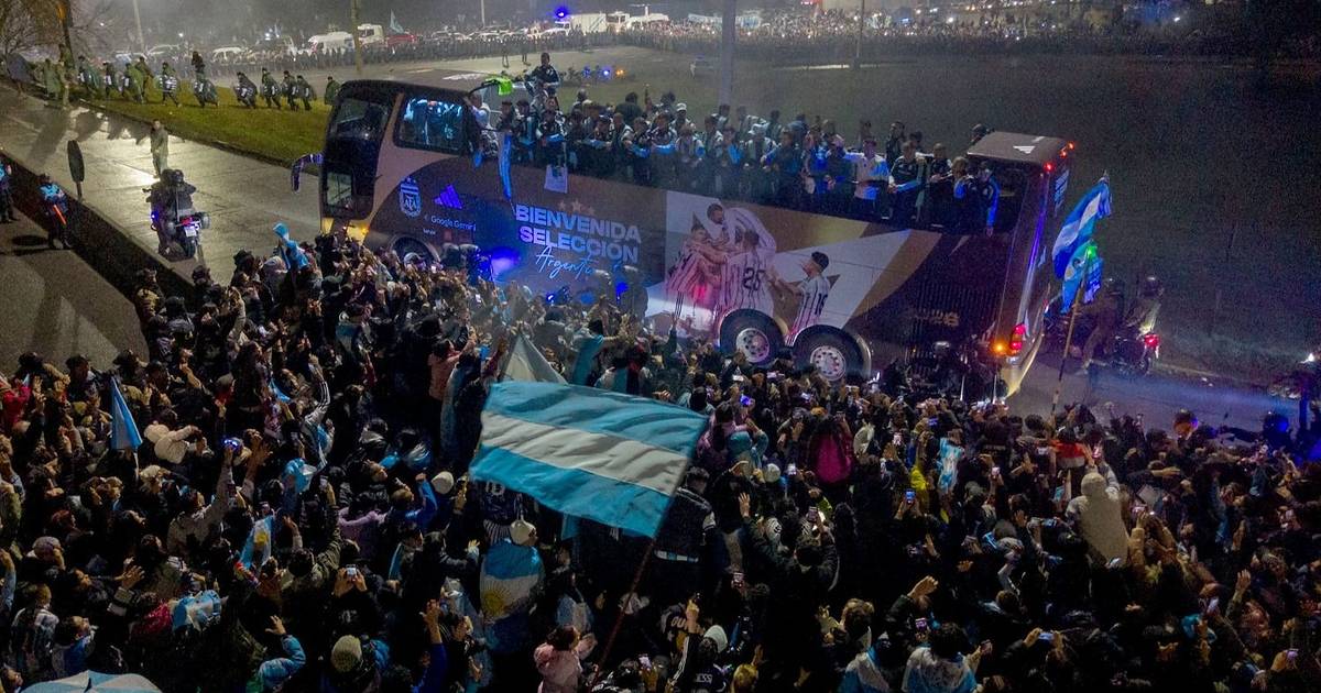 La Selección Argentina llegó al predio de Ezeiza y fue recibido por una multitud tras la final | El Dia