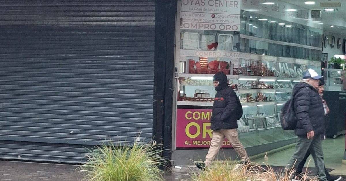 VIDEO. Golpe a una joyería de La Plata: robó cadenas de oro y huyó en taxi | El Dia