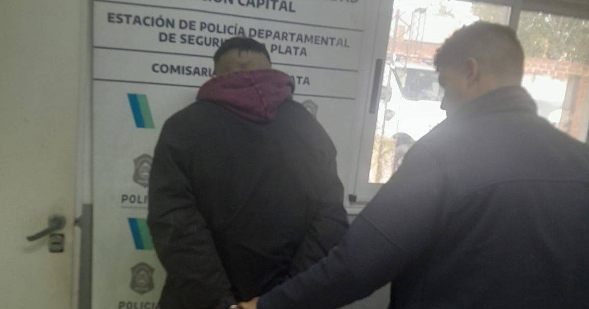 Cayó tras robarle a una estudiante que esperaba el micro en City Bell | El Dia