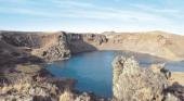 La Laguna Azul, bellísimo lugar de la Patagonia en un sector de vulcanismo