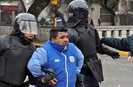 En violenta jornada, Córdoba
intimó al Gobierno a dejar
de descontarle coparticipación