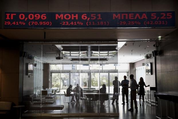Tras reabrir, la Bolsa de Atenas se desplomó
