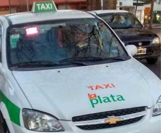 Un taxista le pegó a una mujer tras un choque en 25 y 60