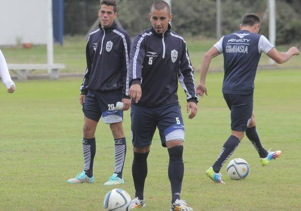 El Lobo desafió a la lluvia, hizo fútbol y juega Brum