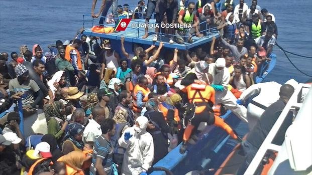 En la bodega de un barco, 51 inmigrantes muertos
