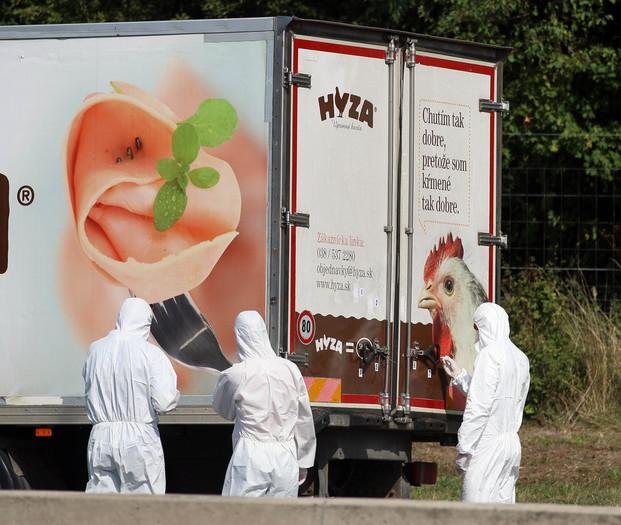 Hallan muertos a 50 inmigrantes en Austria, encerrados en un camión