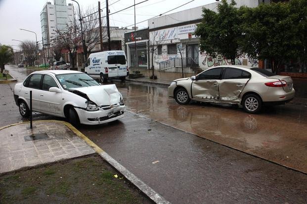 Con la lluvia como protagonista, hubo varios heridos en accidentes