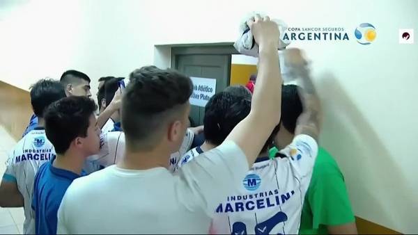Los jugadores de Sportivo Rivadavia hicieron cola para cambiar camiseta con los de River