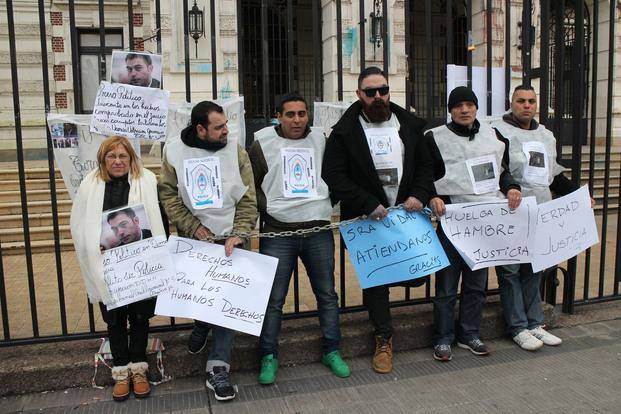 Video: familiares de policías detenidos se encadenaron en la Gobernación