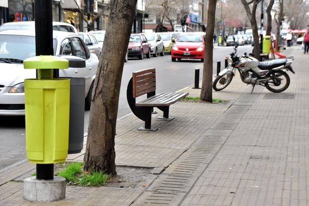 Colocan cestos para la separación de residuos en calle 12