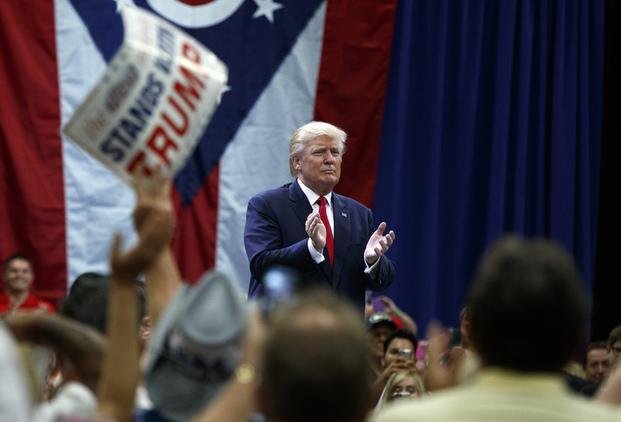 Escándalos y polémicas hacen caer a Trump en las encuestas
