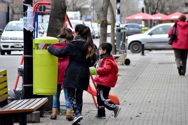 Cestos para separar basura en calle 12
