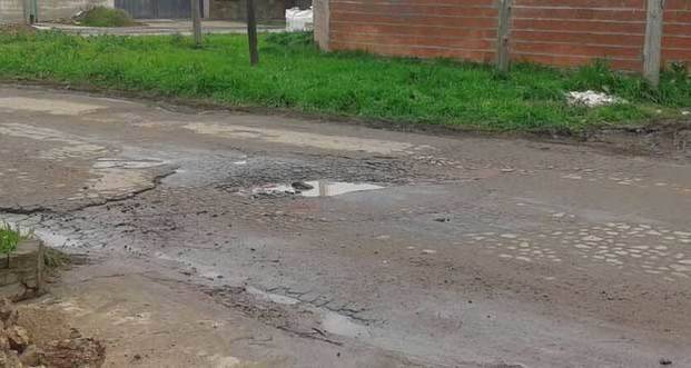 Calles destrozadas y falta de alumbrado público en una zona de La Granja