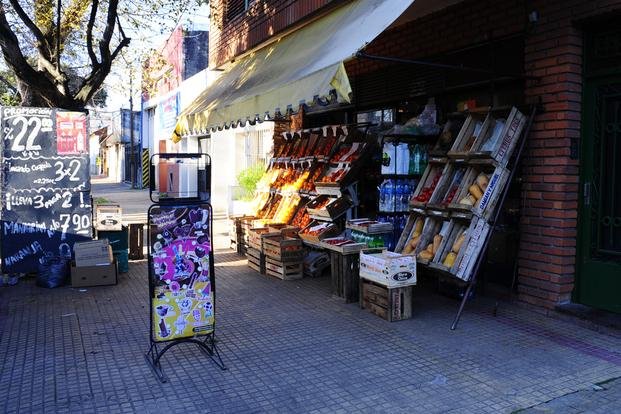 Dos motochorros causaron terror  en una verdulería de La Loma