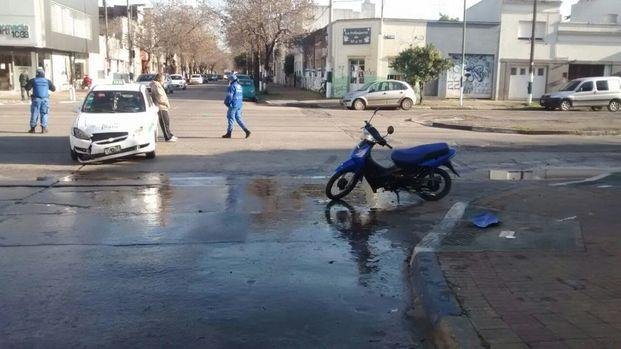 Una adolescente herida por un choque entre un taxi y una moto