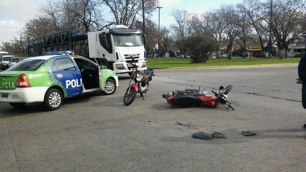 Choque entre auto y moto en 13 y 32
