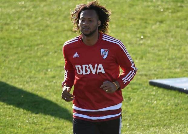 Mina puso la firma en River y espera debutar