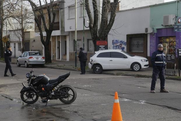 Un jugador de Estudiantes chocó su auto con una moto en 53 y 20