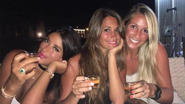 La mujer de Messi en una divertida noche con las parejas de Fábregas y Luis Suárez