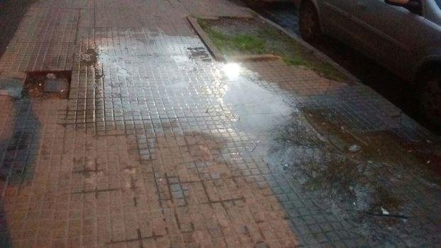 En 50, 3 y 4 aseguran que ya hicieron
quince reclamos por una filtración