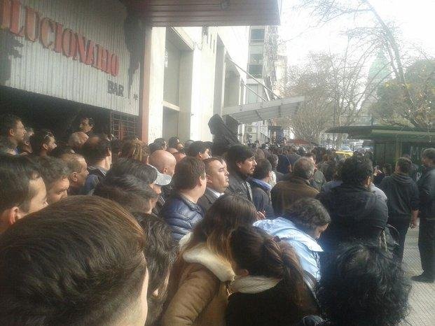 Tensión en la sede de Madres de Plaza de Mayo tras orden de allanamiento