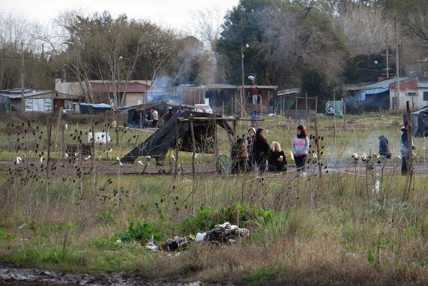 Frenan el desalojo de los lotes en Melchor Romero