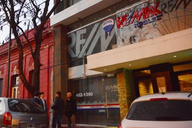 Golpearon a un empleado en una conocida inmobiliaria del Centro