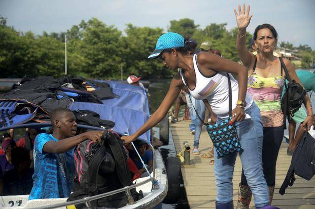 Centenares de inmigrantes cubanos varados en Colombia