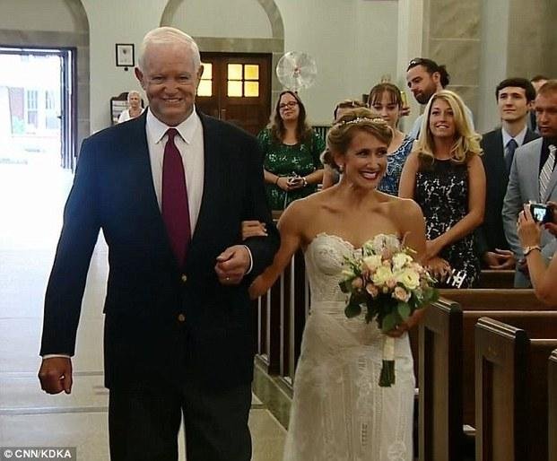 Fue escoltada hasta el altar por el hombre que recibió en donación el corazón de su papá