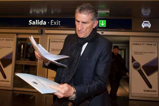 Bauza ya viajó para encontrarse en Barcelona con Messi; también hablará con Mascherano e Higuaín