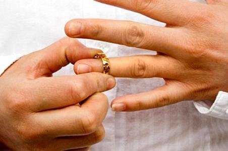 Tras 10 meses de casados y 9 años de noviazgo confesó que es gay: anulan matrimonio