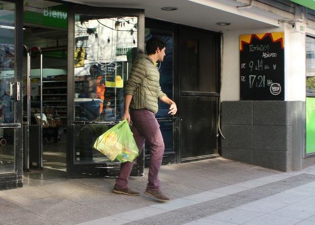 Dejan de entregar bolsas de polietileno en los súper de la Región