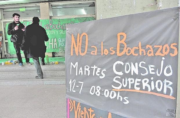 Conflicto por bochazos en Medicina: sesiona el consejo directivo