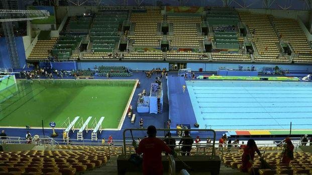 Alarma y sorpresa por el color verde de la piscina olímpica: ¿qué pasó?