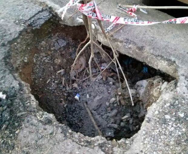 City Bell: quejas por un socavón en 13 b y 
467