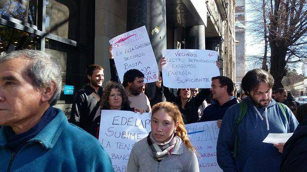 Vecinos de Parque Sicardi se movilizaron 
por reiterados problemas con la luz