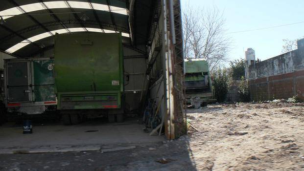 Un parador de camiones de la basura altera a un barrio
