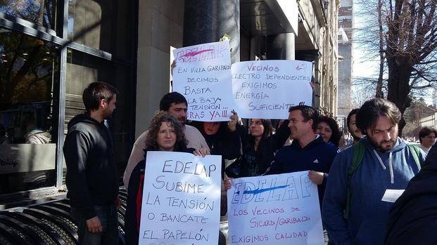 Hartos de la baja tensión, protestaron frente a Edelap
