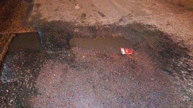 Vecinos indignados por inmenso bache en 137 y 60