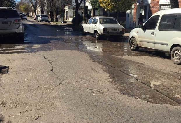 En 67, 4 y 5 advierten por "un caño
roto que está socavando el asfalto"