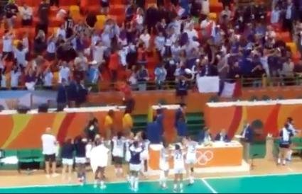 Handball: las francesas bailaron al ritmo de la hinchada argentina