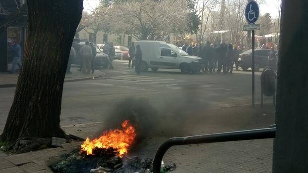 Tensión en las oficinas de Control Urbano por un reclamo de los remiseros