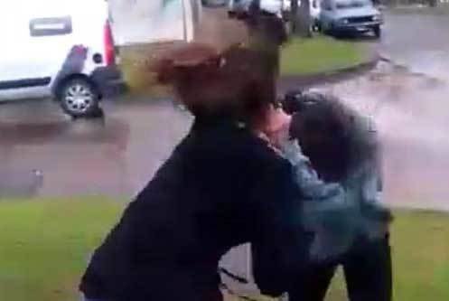 Dos chicas a las piñas frente a una escuela de Tolosa