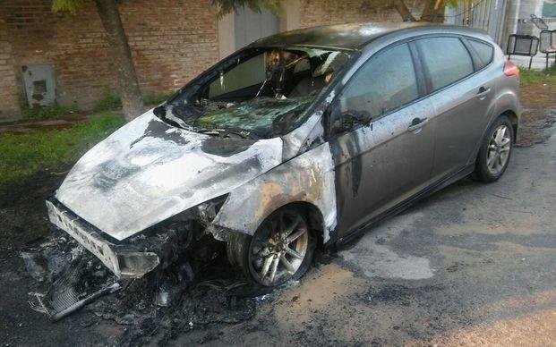 Raid de quemacoches en Villa Castells: 
ardieron cinco autos en una hora