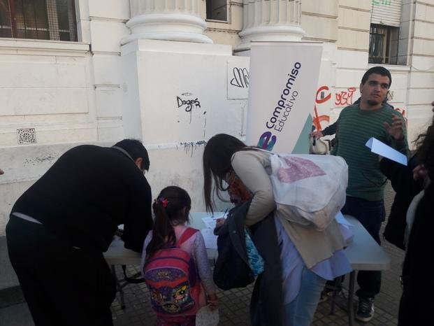 Padres movilizados por el desvío de plata que es para las escuelas