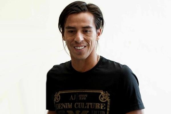 Lobos se prueba la camiseta