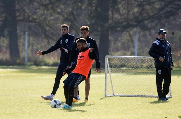 Si no llega Niell, Carrera jugará como delantero