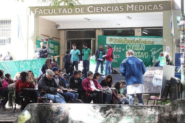 Ahora buscan enfriar la crisis por la dura avanzada contra Medicina