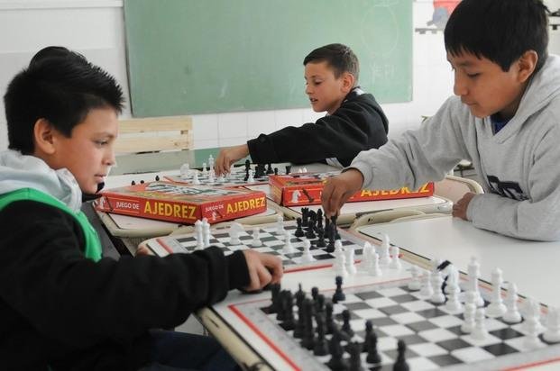 Impulsan clases de ajedrez en las escuelas